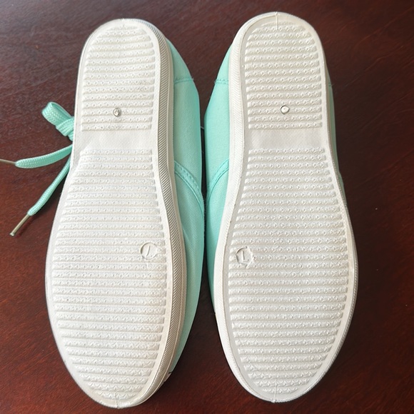 NWT Canvas Little Mermaid Sneakers. Womens Size 7. Missing 1 shoestring. - Picture 2 of 4